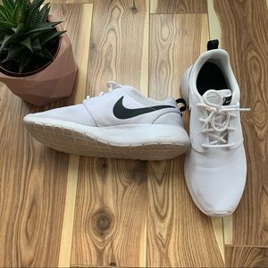 NIKE | lightweight white sneakers running shoes runners size 8.5